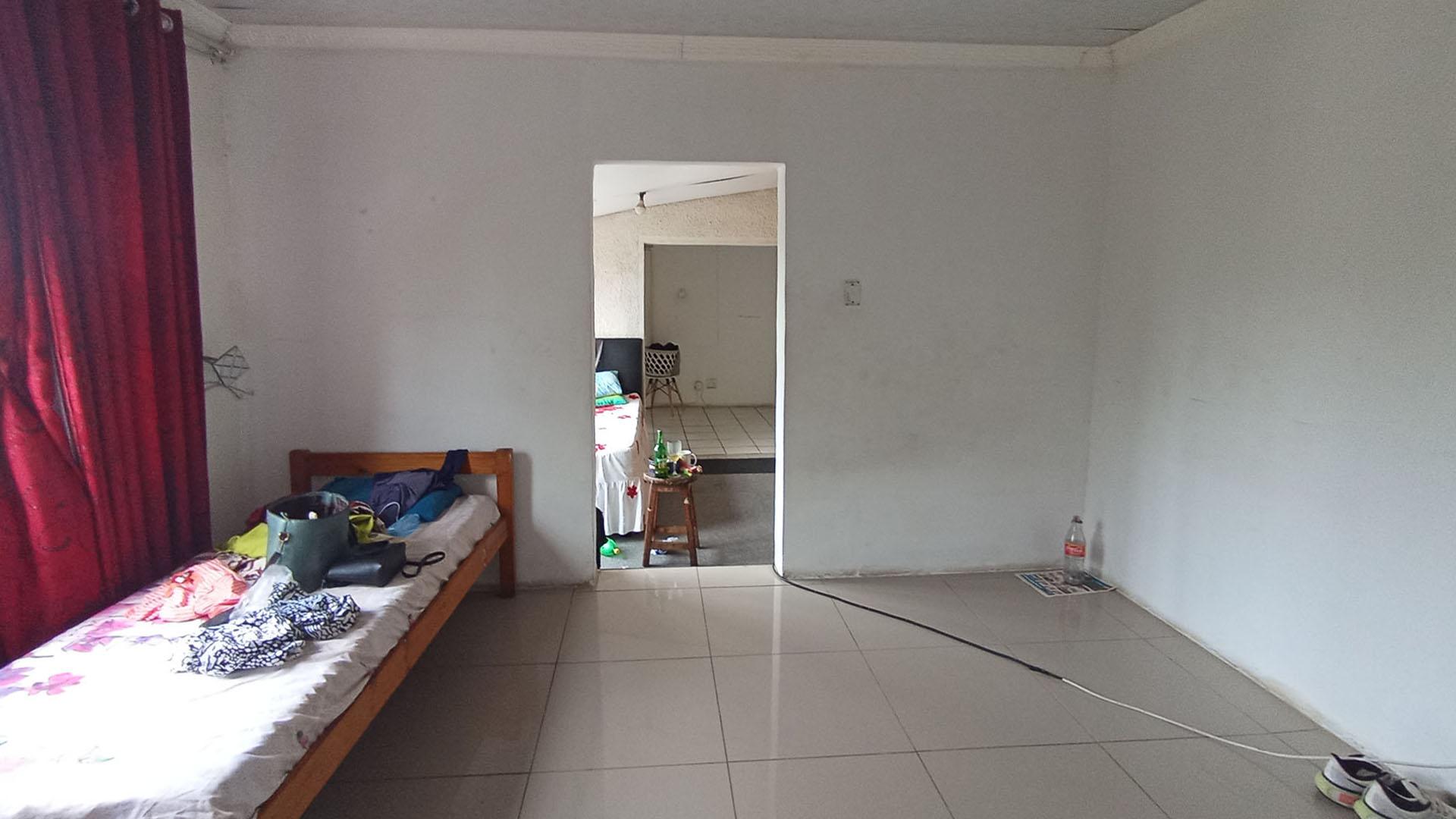 Spaces - 31 square meters of property in Crossmoor
