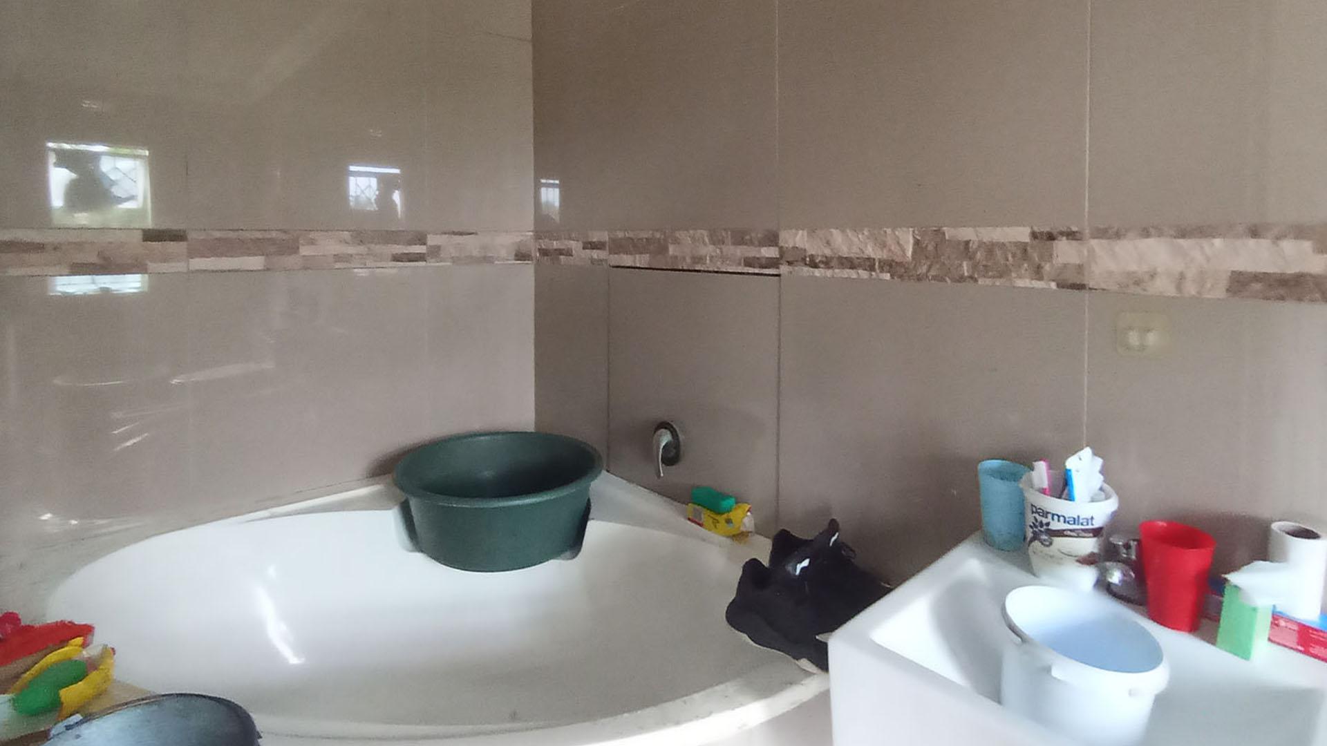 Bathroom 1 - 7 square meters of property in Crossmoor