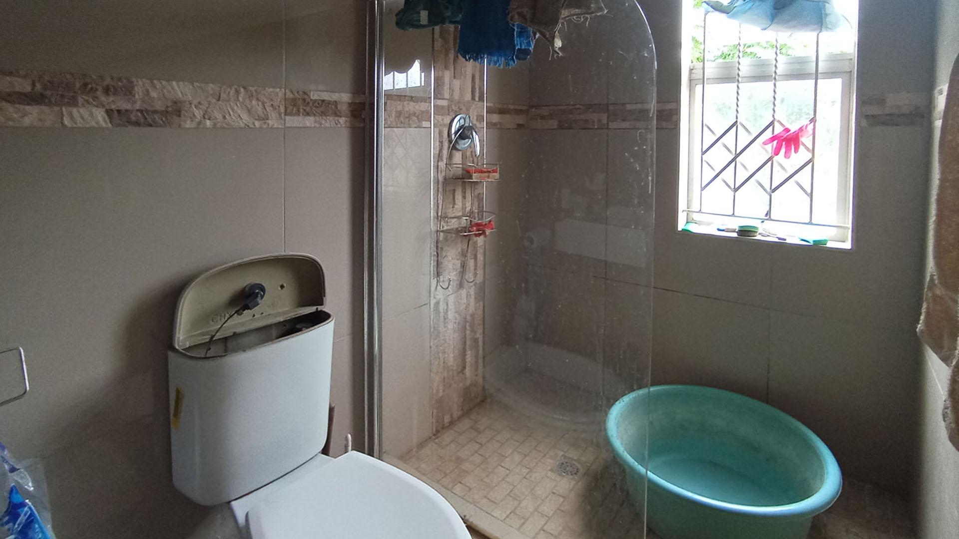 Bathroom 1 - 7 square meters of property in Crossmoor