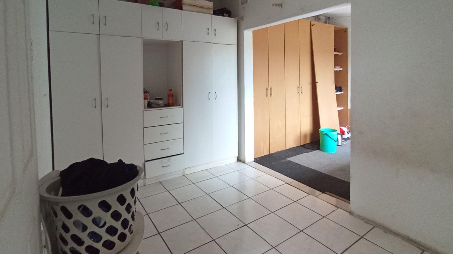 Spaces - 31 square meters of property in Crossmoor