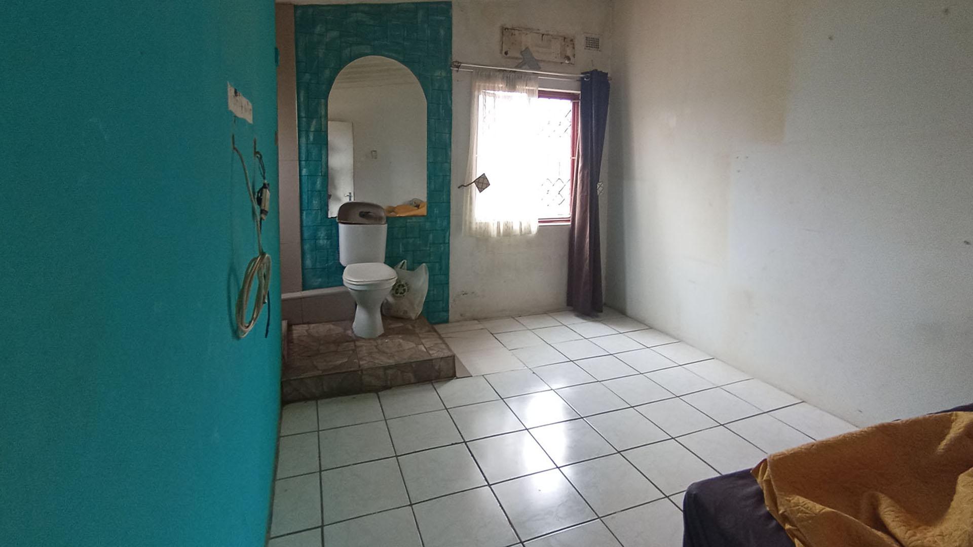 Bed Room 1 - 14 square meters of property in Crossmoor