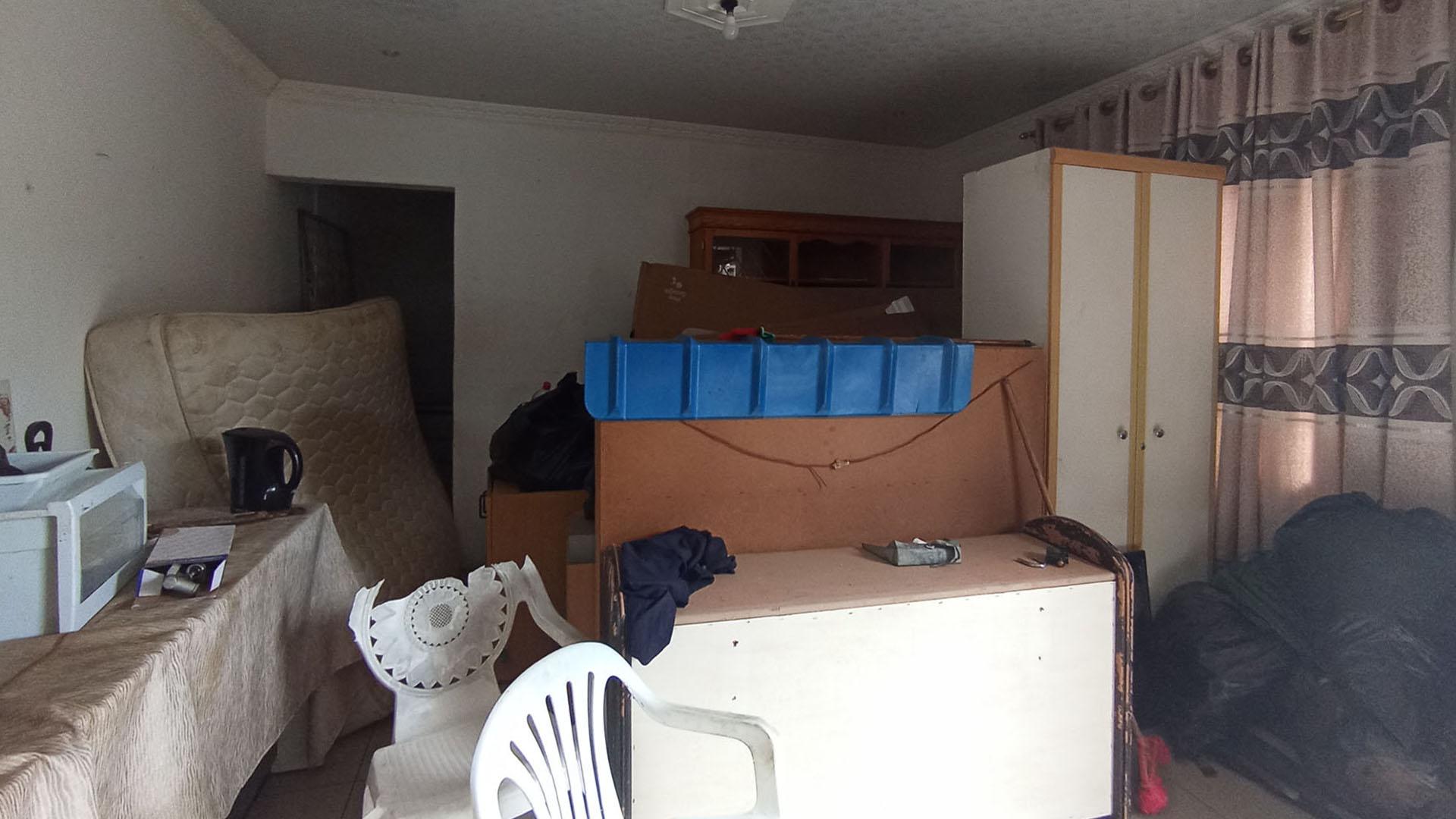 Lounges - 25 square meters of property in Crossmoor
