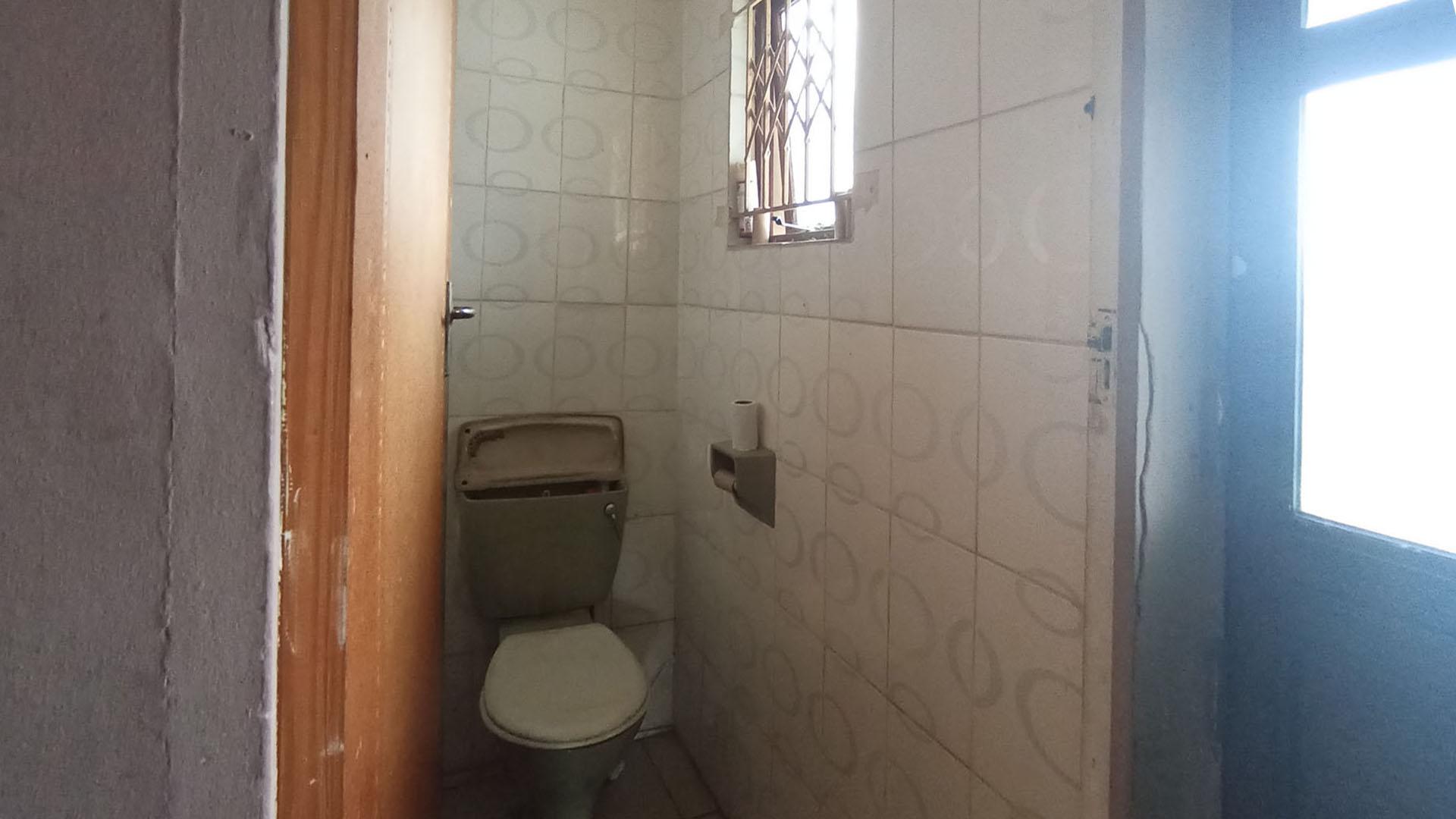 Guest Toilet - 2 square meters of property in Crossmoor