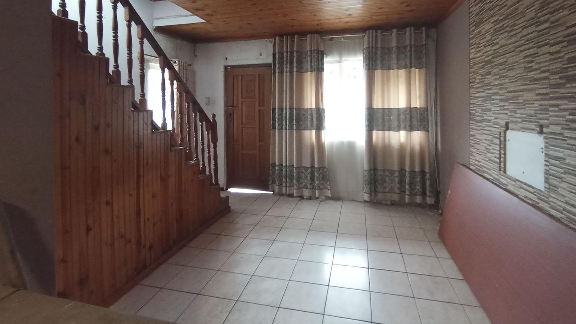 Lounges - 25 square meters of property in Crossmoor