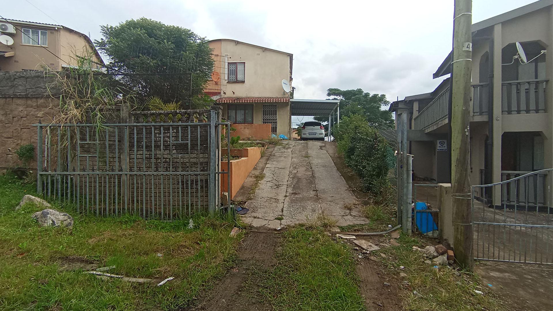 Front View of property in Crossmoor