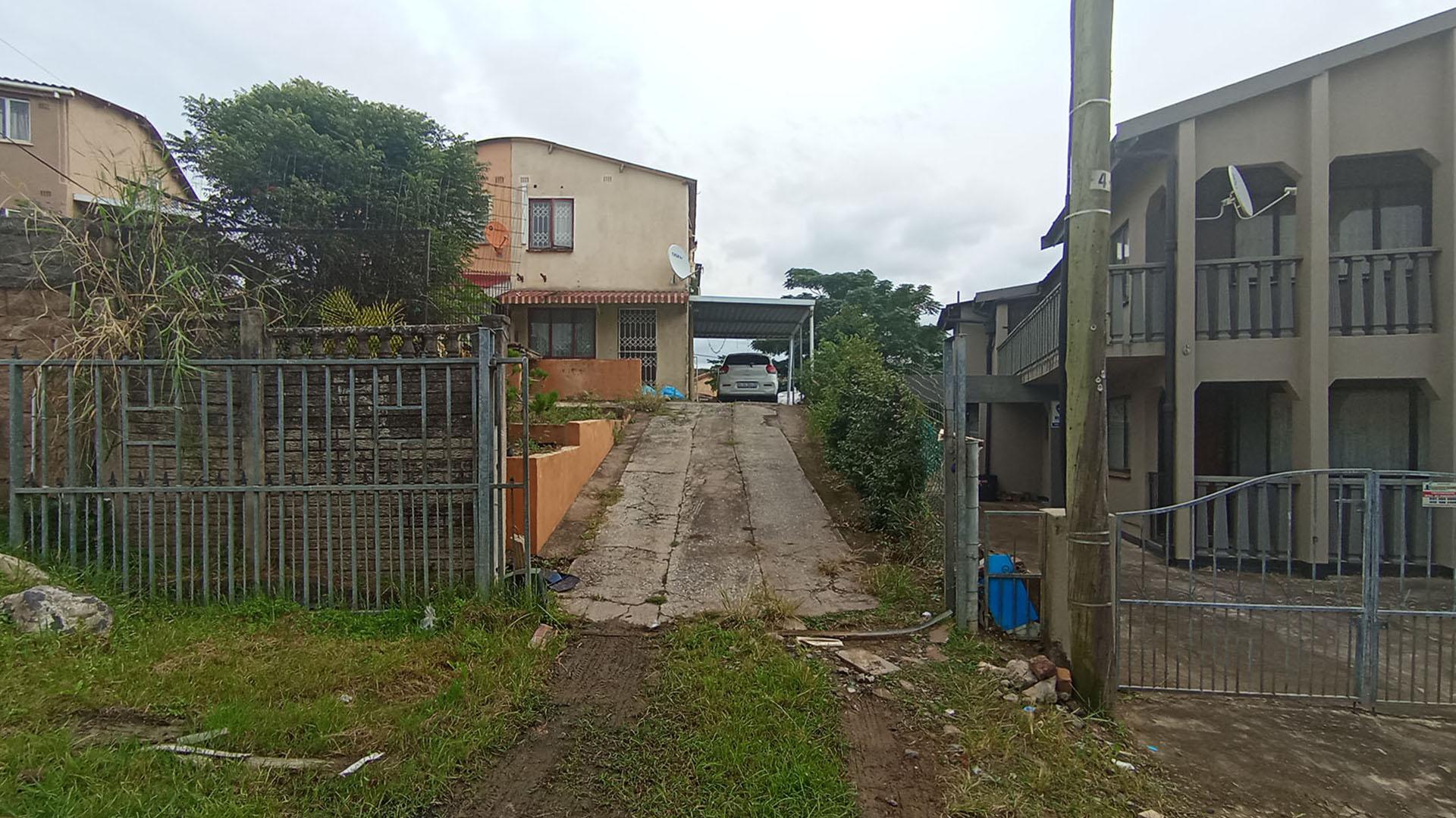 Front View of property in Crossmoor