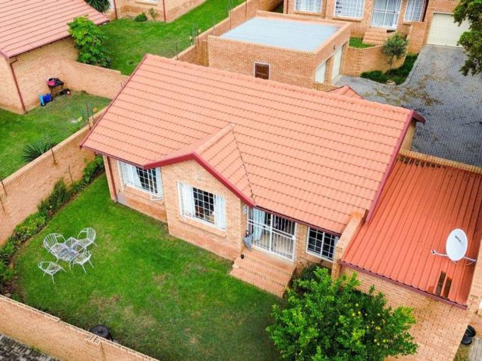 2 Bedroom Simplex for Sale For Sale in The Reeds - MR675618