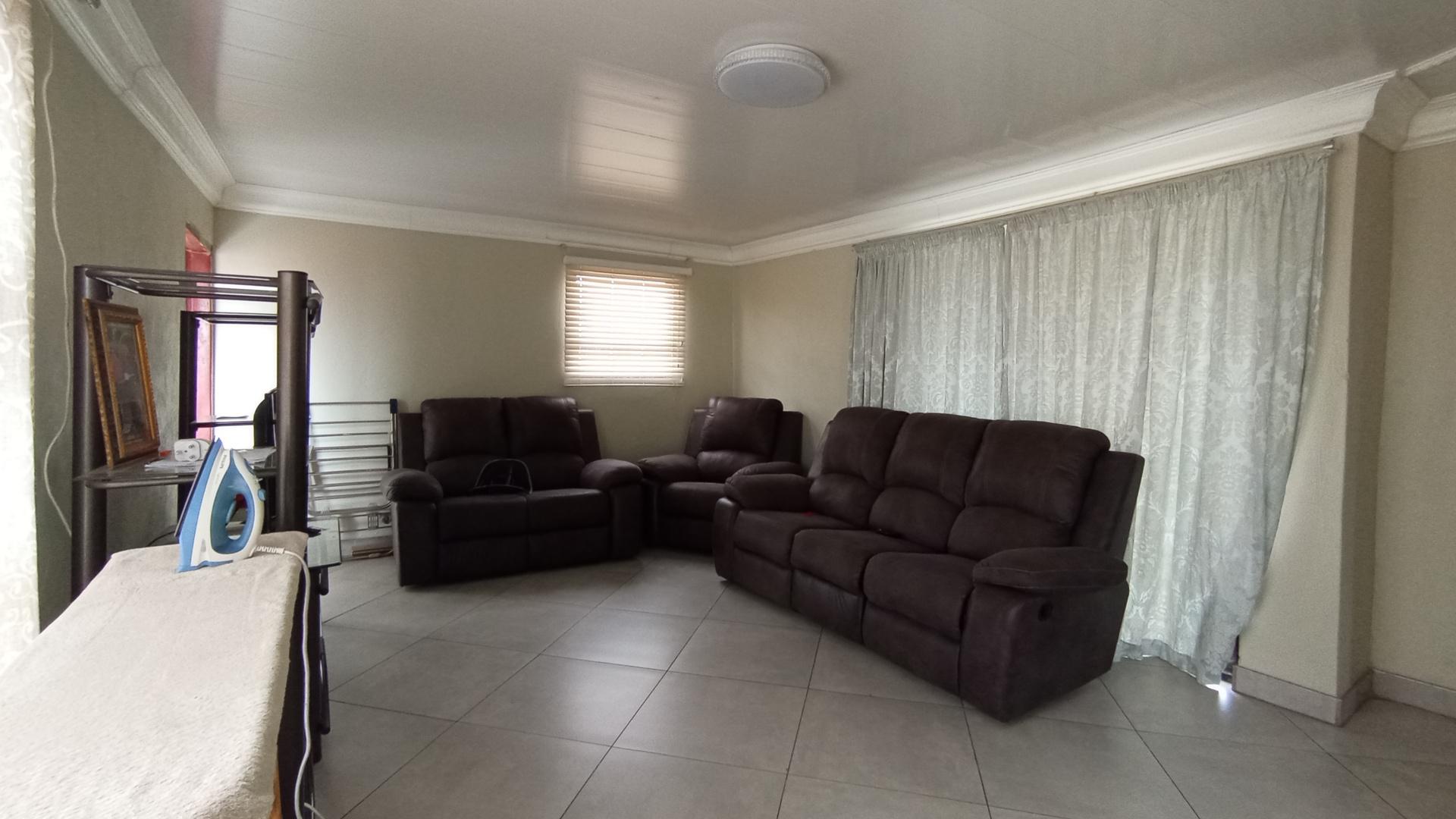 Lounges - 45 square meters of property in Olievenhoutbos