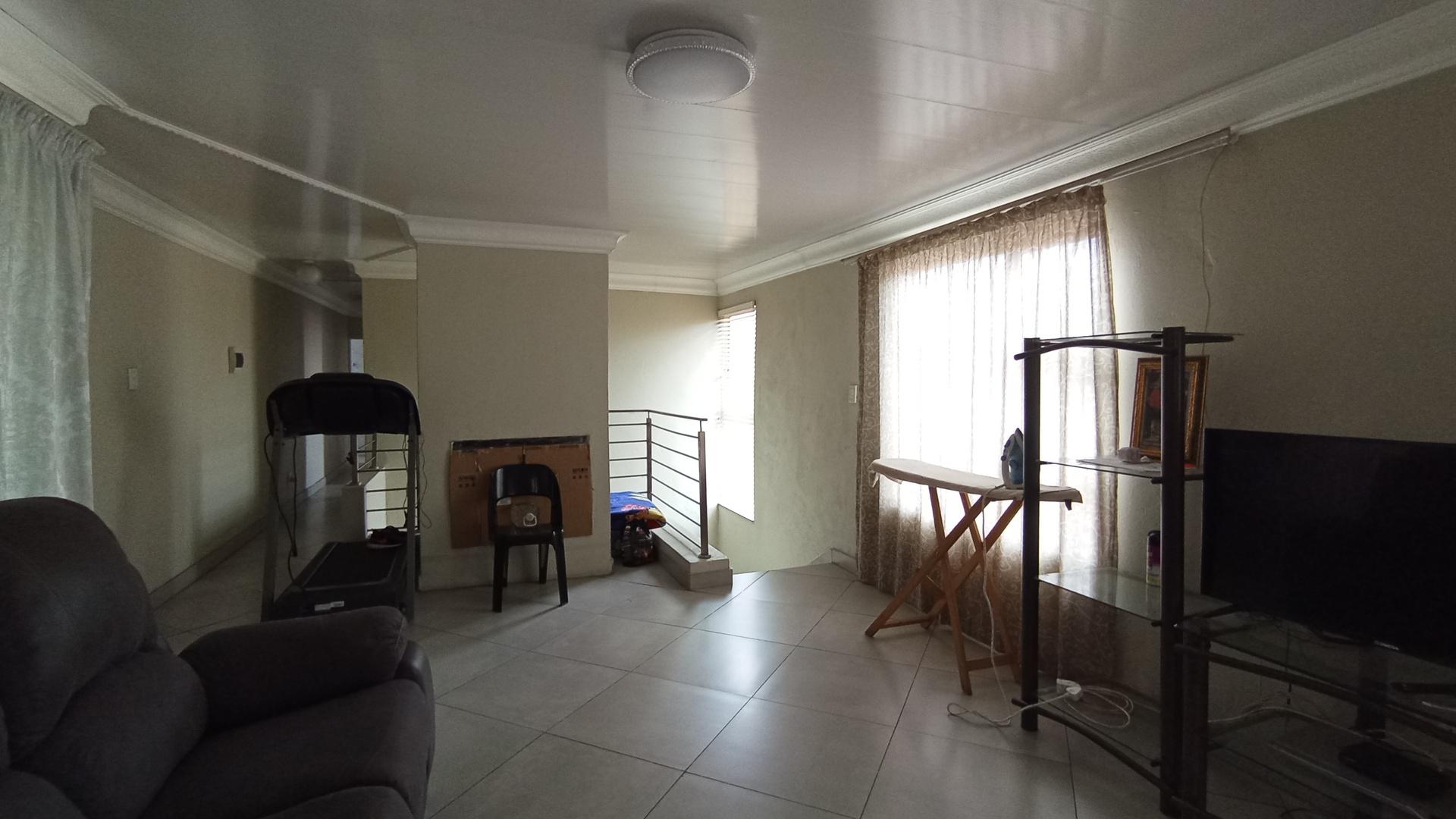 Lounges - 45 square meters of property in Olievenhoutbos