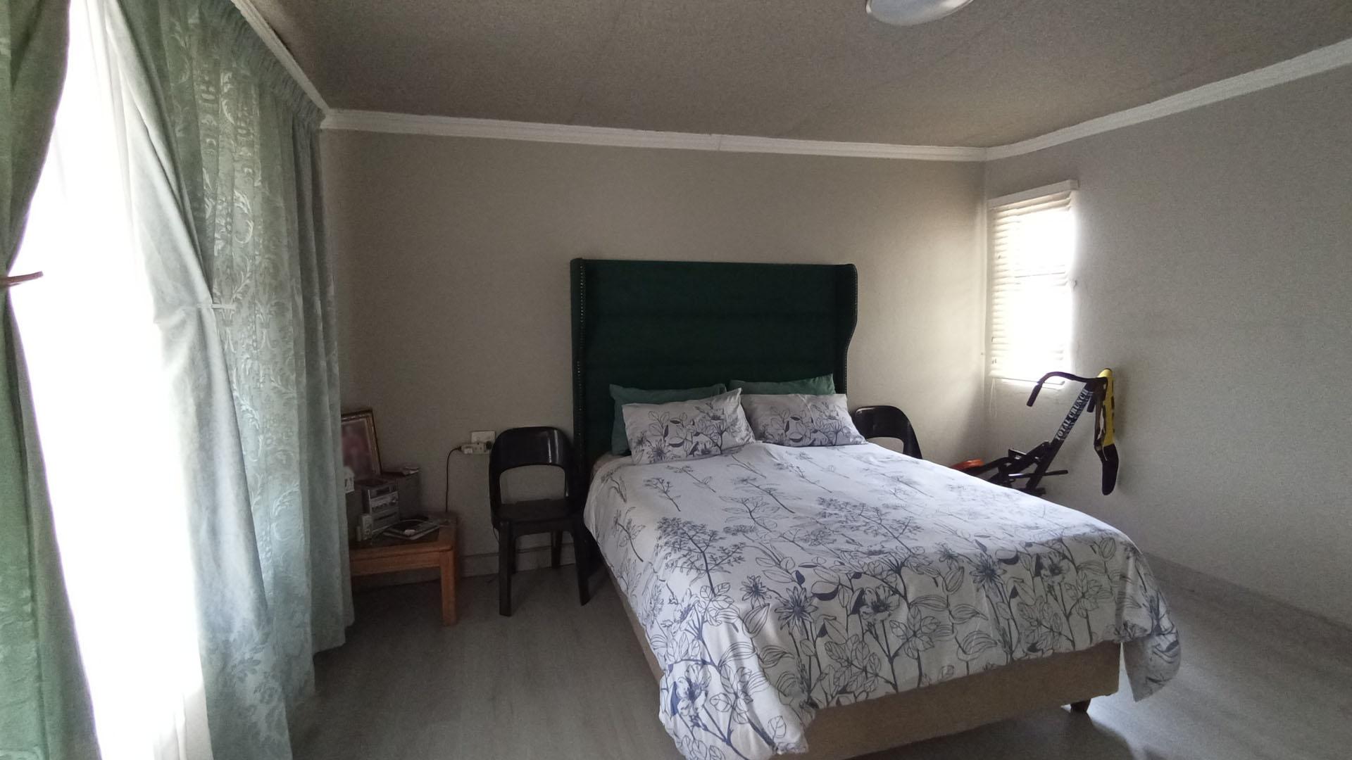 Main Bedroom - 25 square meters of property in Olievenhoutbos