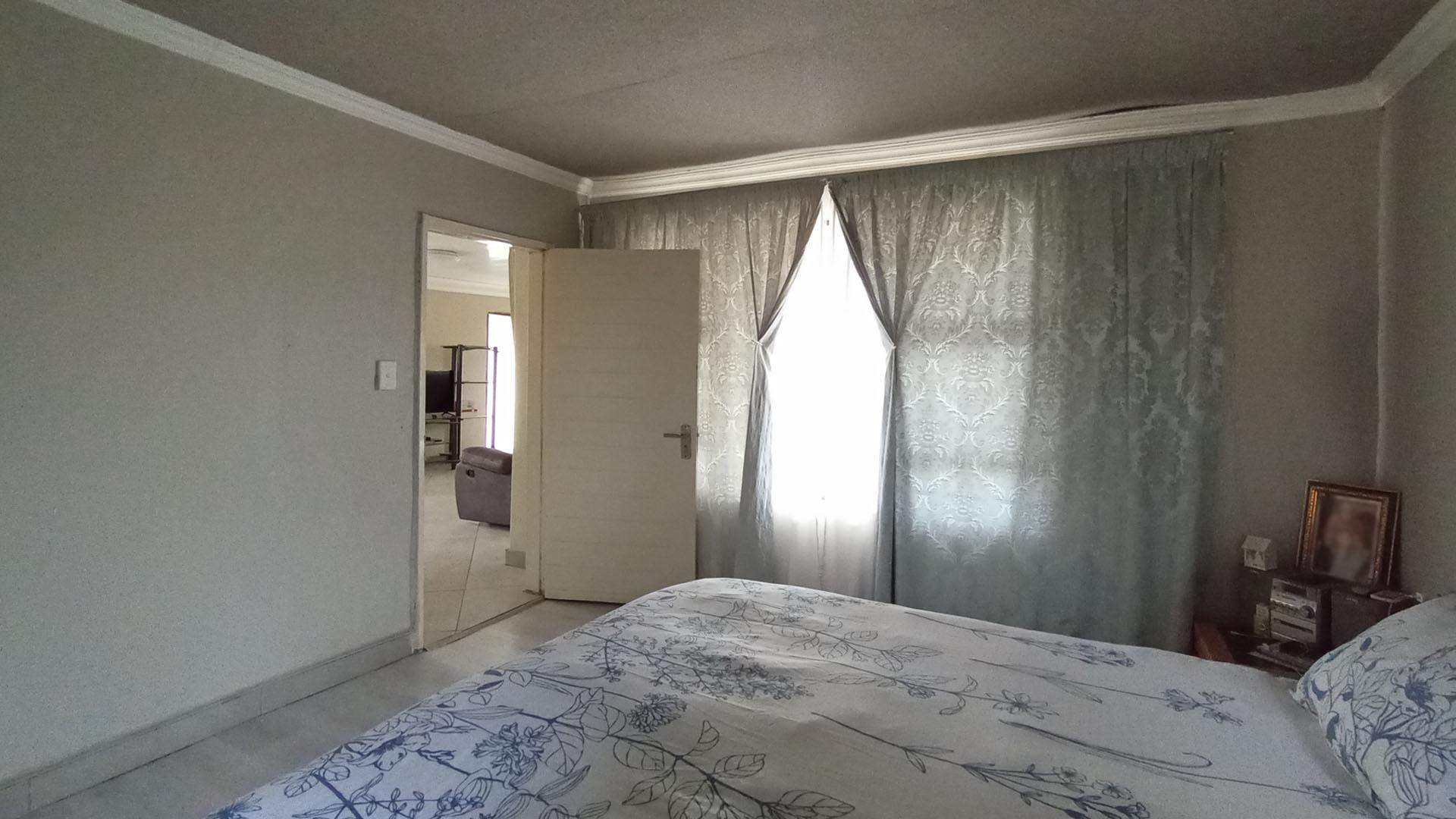 Main Bedroom - 25 square meters of property in Olievenhoutbos