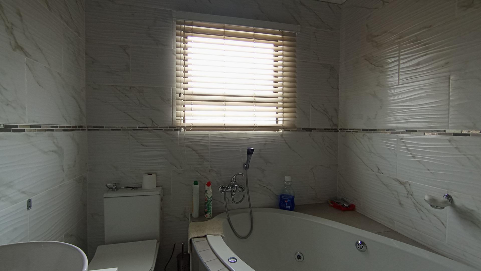 Main Bathroom - 8 square meters of property in Olievenhoutbos