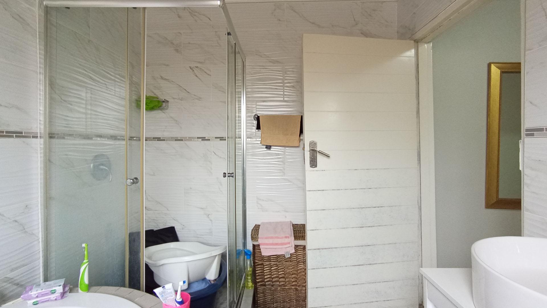 Main Bathroom - 8 square meters of property in Olievenhoutbos