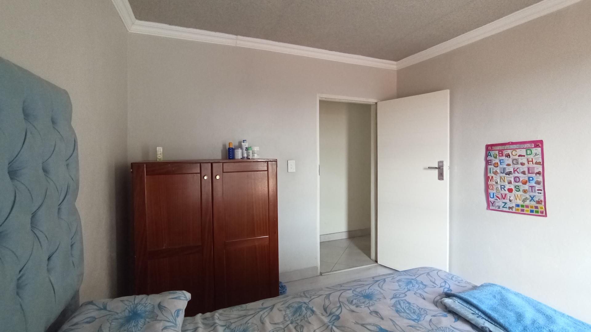 Bed Room 2 - 17 square meters of property in Olievenhoutbos