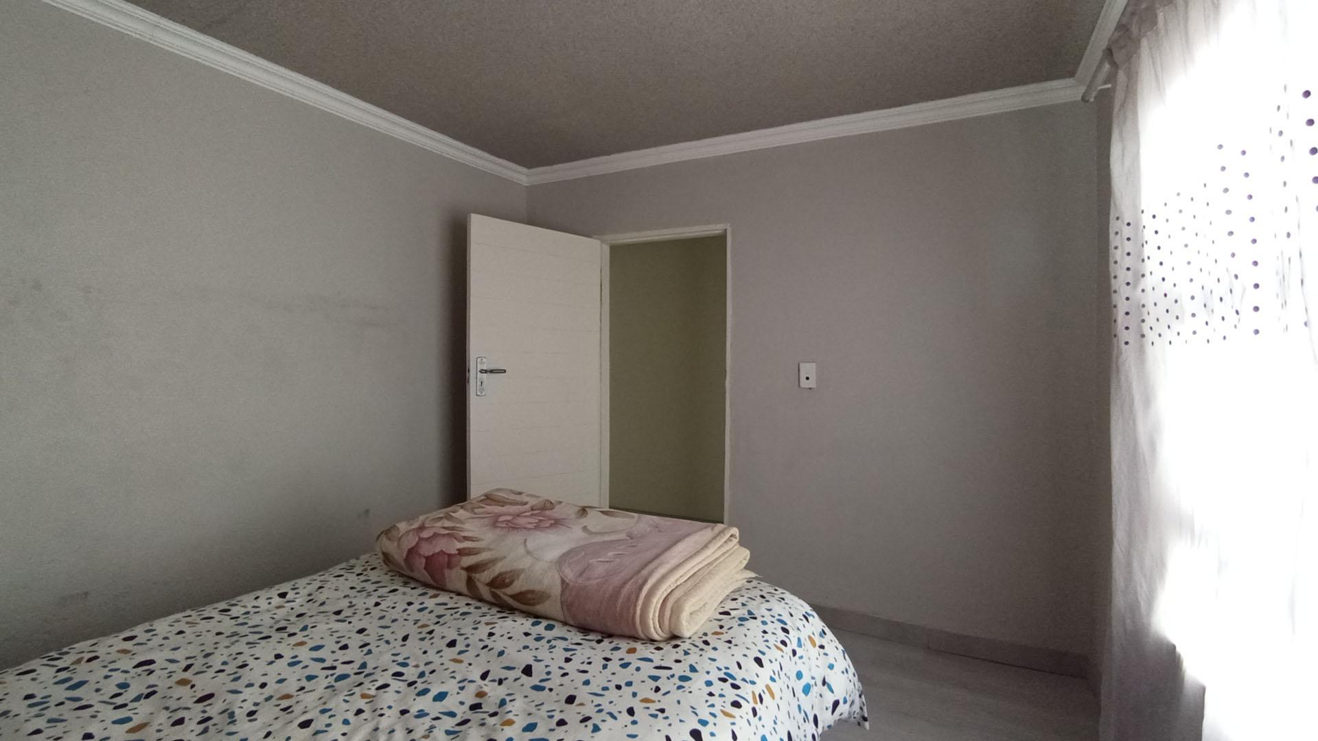 Bed Room 3 - 17 square meters of property in Olievenhoutbos