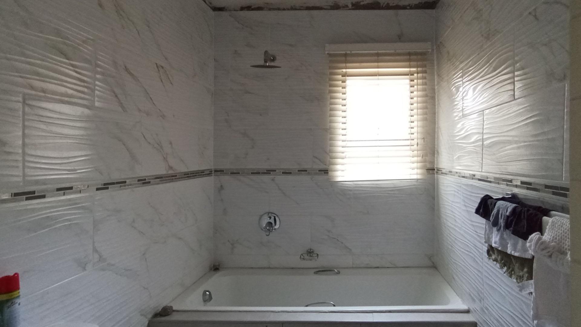 Bathroom 1 - 6 square meters of property in Olievenhoutbos