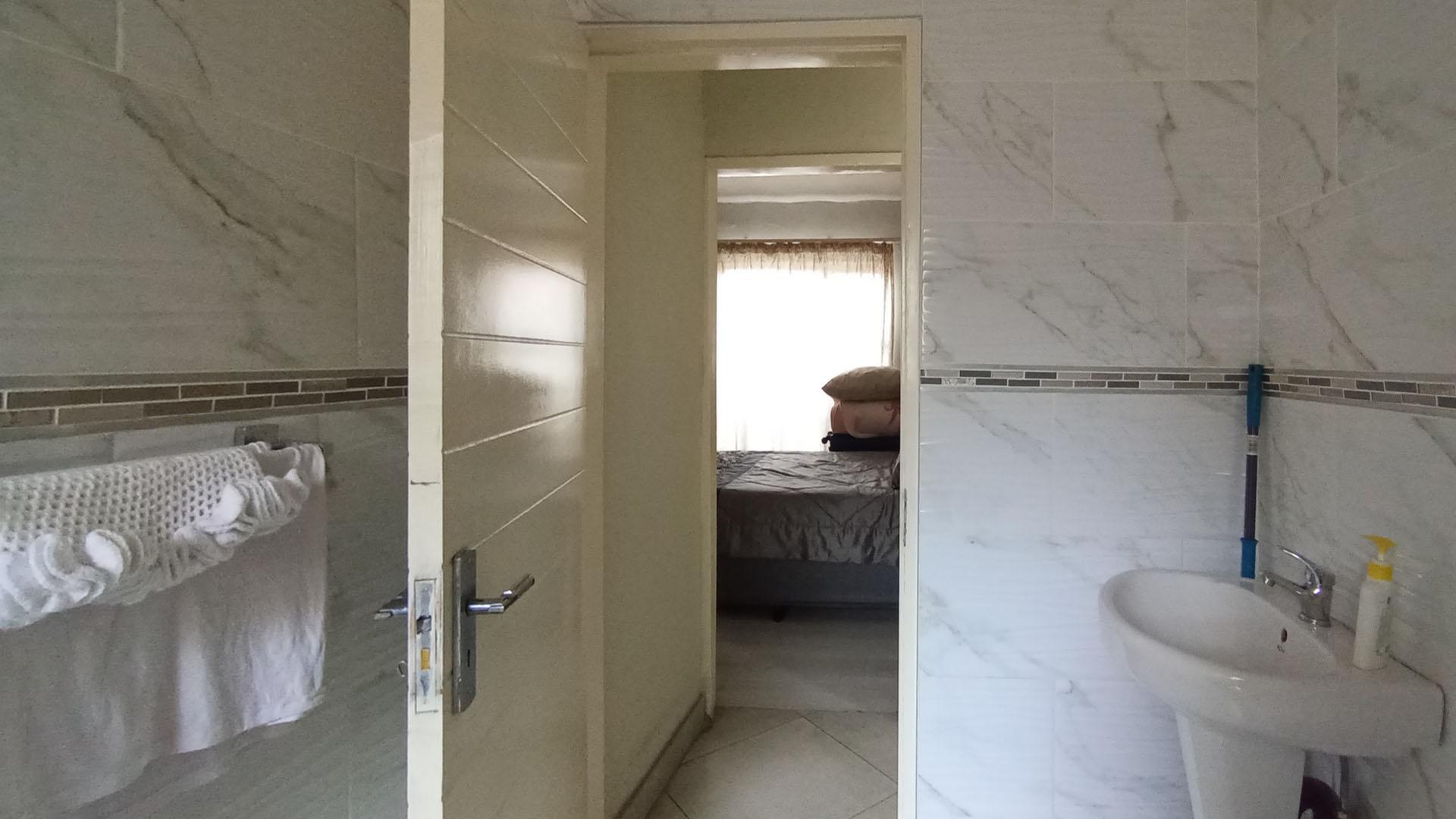 Bathroom 1 - 6 square meters of property in Olievenhoutbos