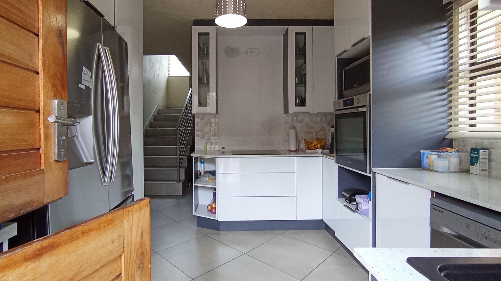 Kitchen - 11 square meters of property in Olievenhoutbos