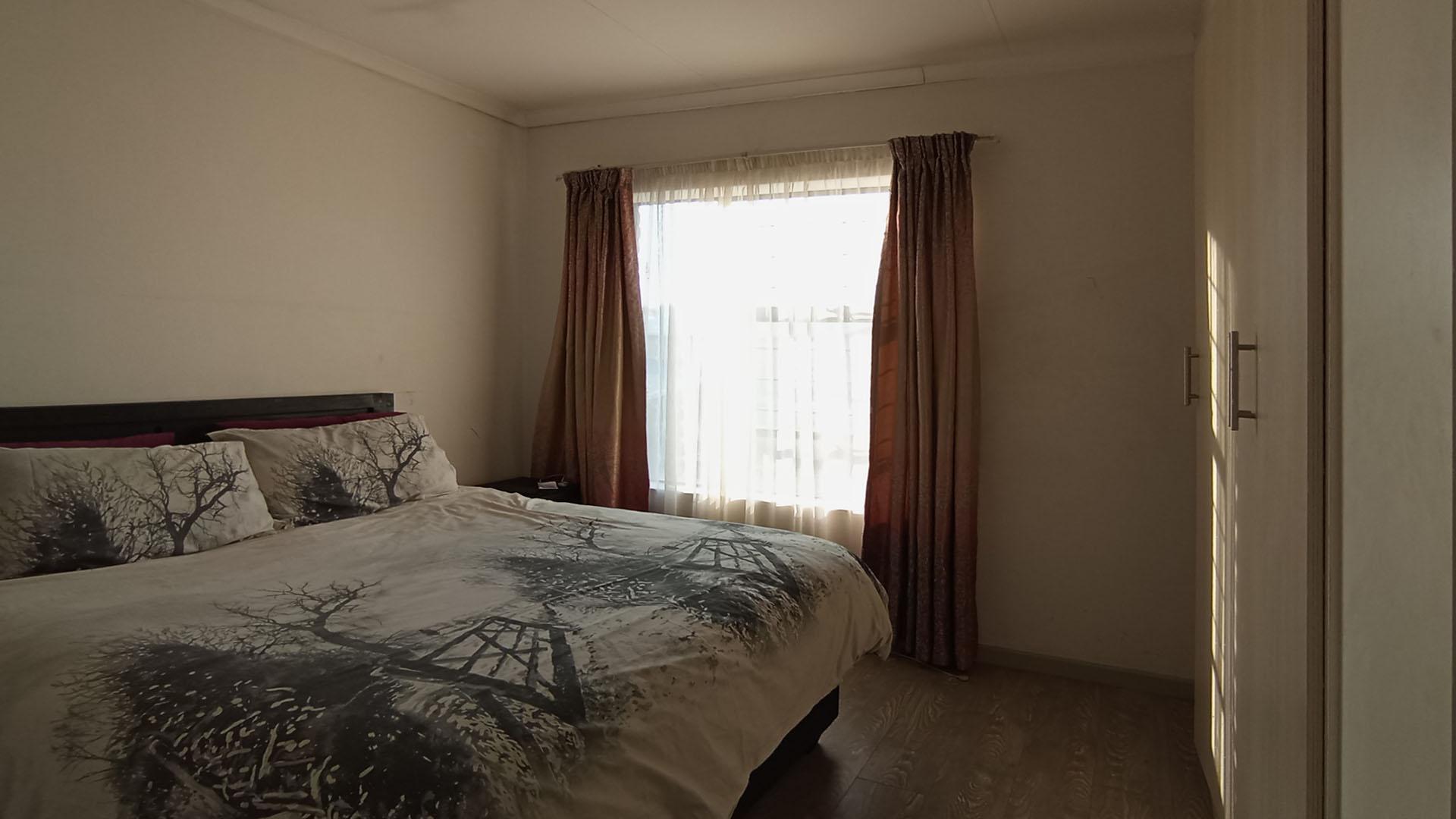 Bed Room 1 - 13 square meters of property in Theresapark