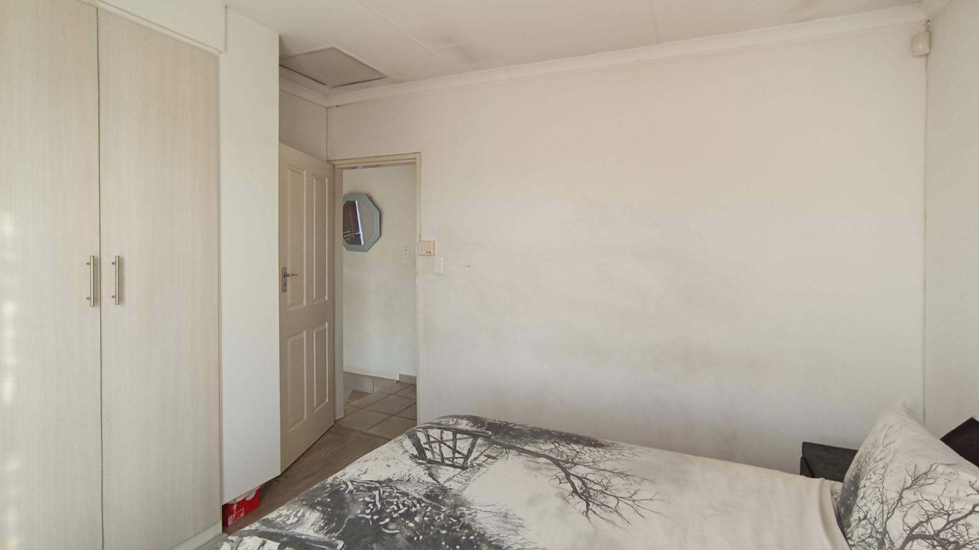 Bed Room 1 - 13 square meters of property in Theresapark