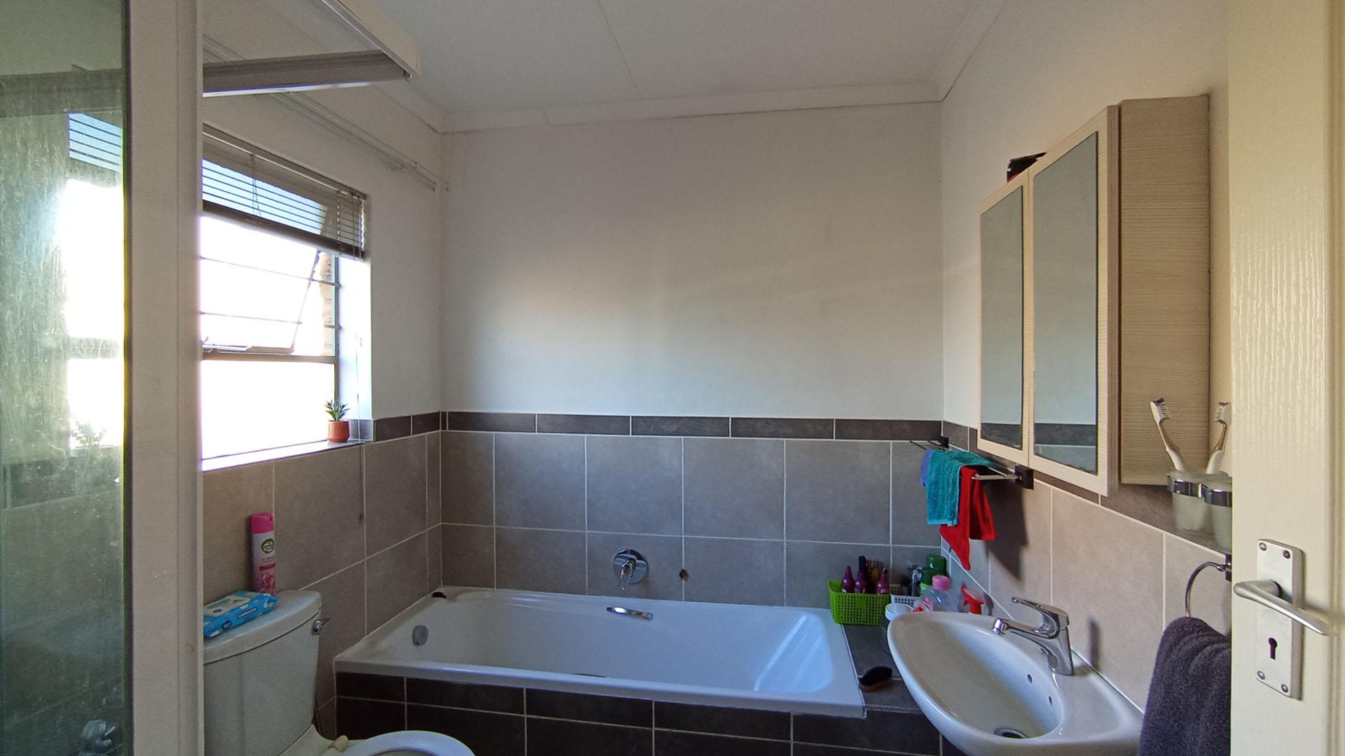 Bathroom 1 - 6 square meters of property in Theresapark