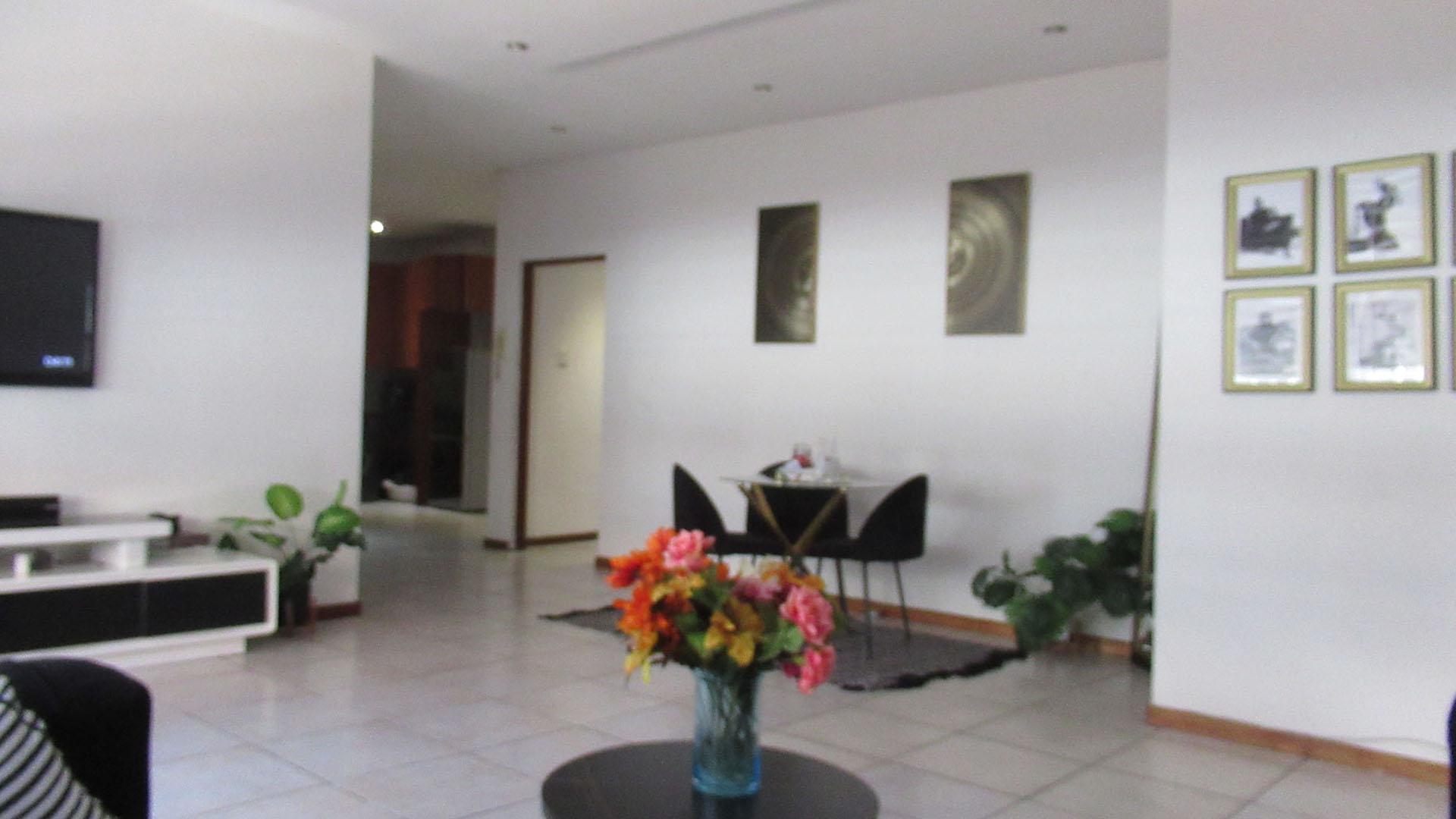 Lounges - 27 square meters of property in Marshallstown