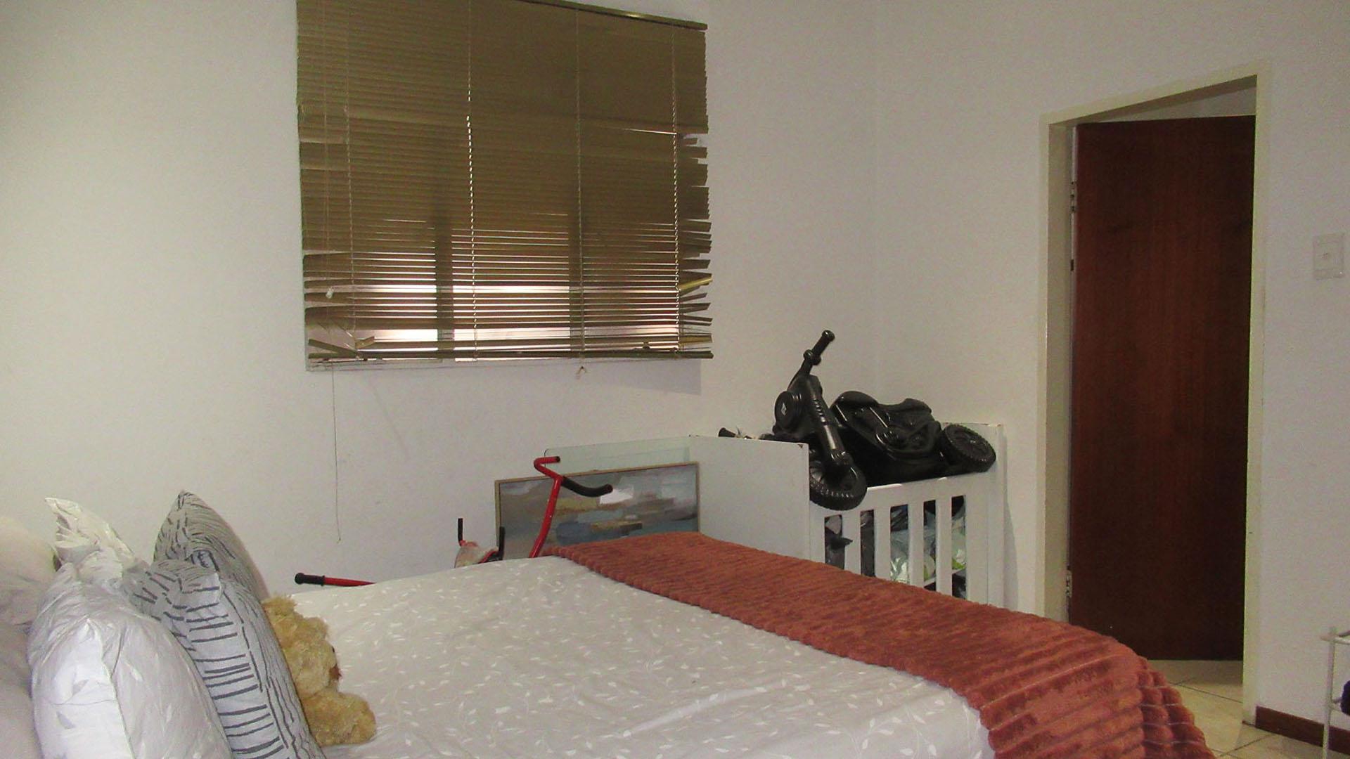 Bed Room 1 - 14 square meters of property in Marshallstown