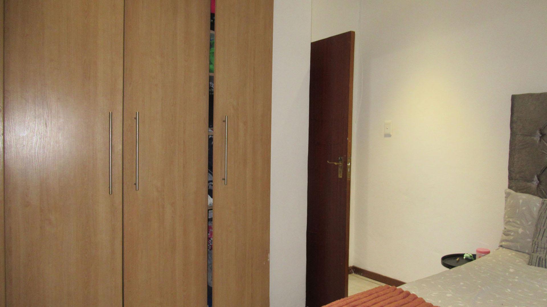 Bed Room 1 - 14 square meters of property in Marshallstown