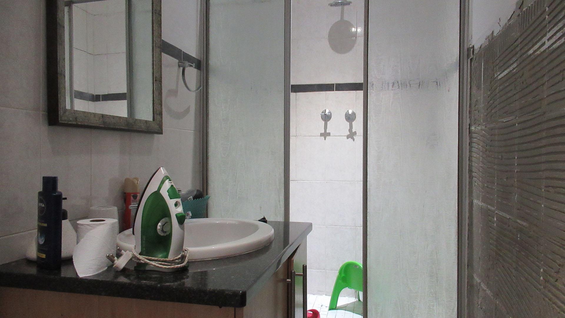 Bathroom 1 - 7 square meters of property in Marshallstown