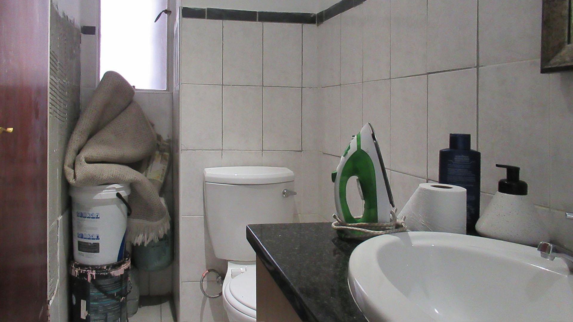 Bathroom 1 - 7 square meters of property in Marshallstown