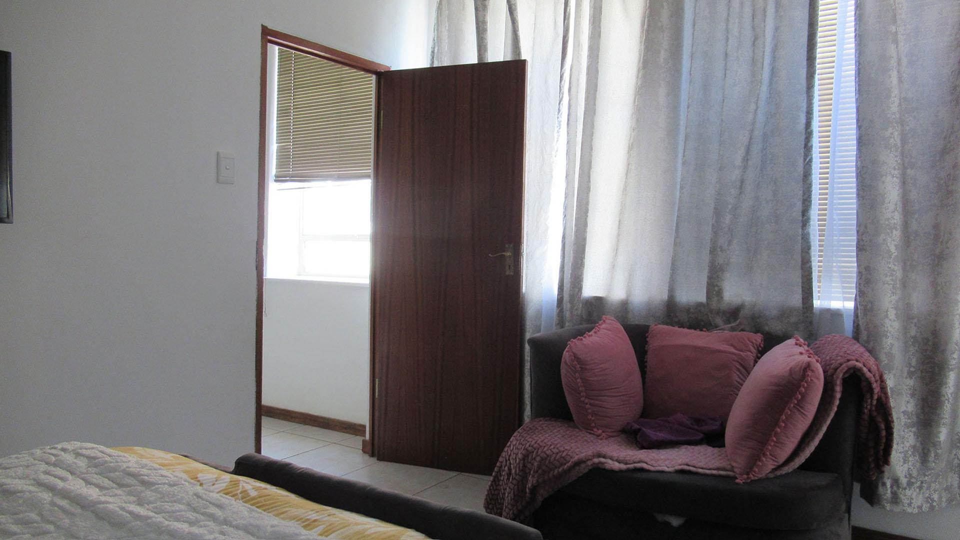 Bed Room 2 - 17 square meters of property in Marshallstown