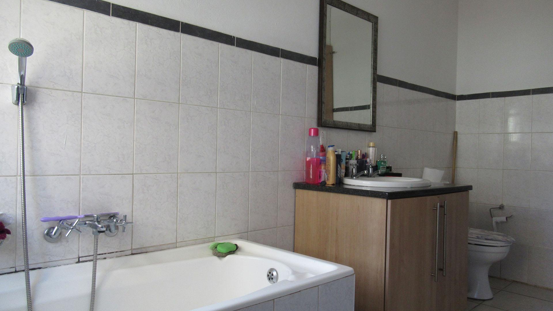 Bathroom 2 - 8 square meters of property in Marshallstown