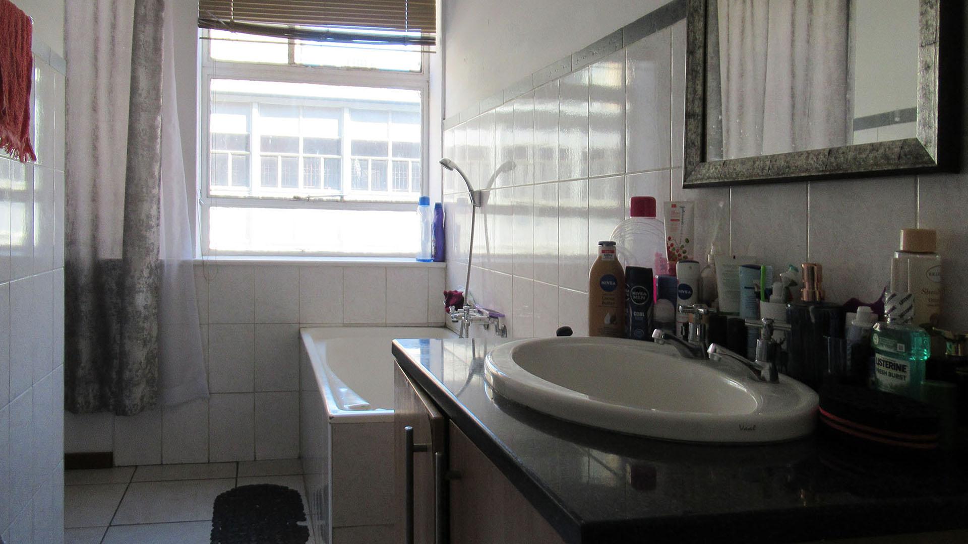 Bathroom 2 - 8 square meters of property in Marshallstown