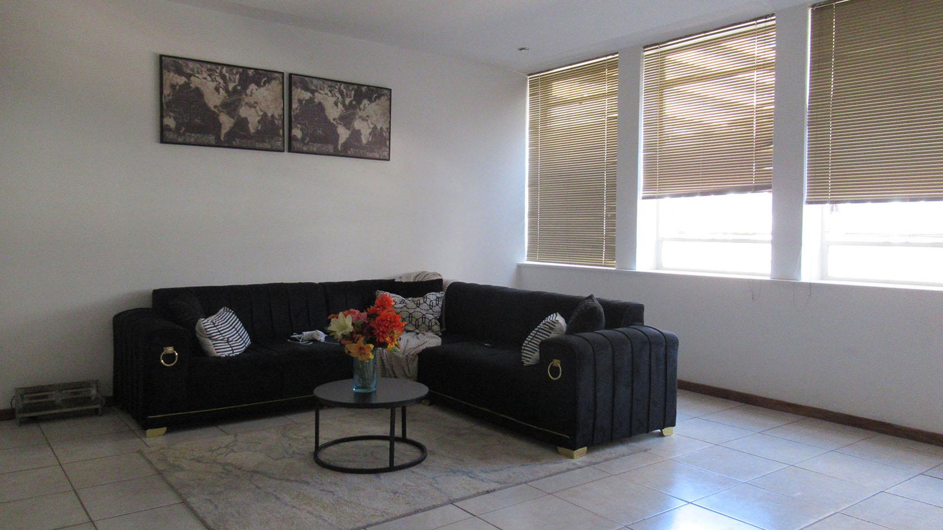 Lounges - 27 square meters of property in Marshallstown
