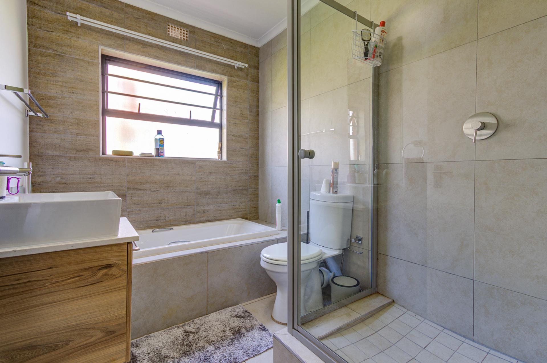 Bathroom 1 of property in Witfontein