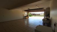 Garage - 124 square meters of property in Mooikloof
