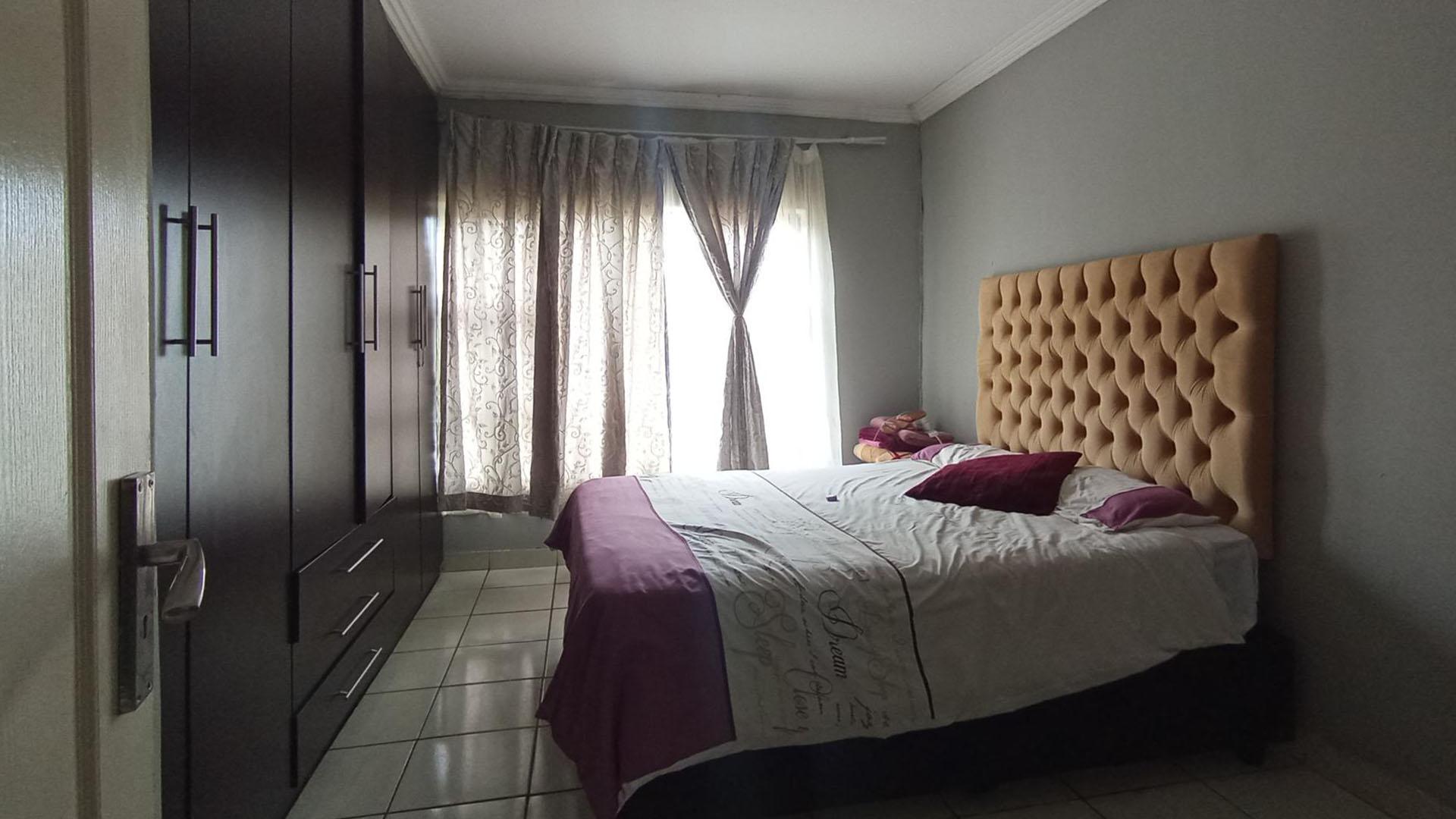 Bed Room 1 - 15 square meters of property in Akasia