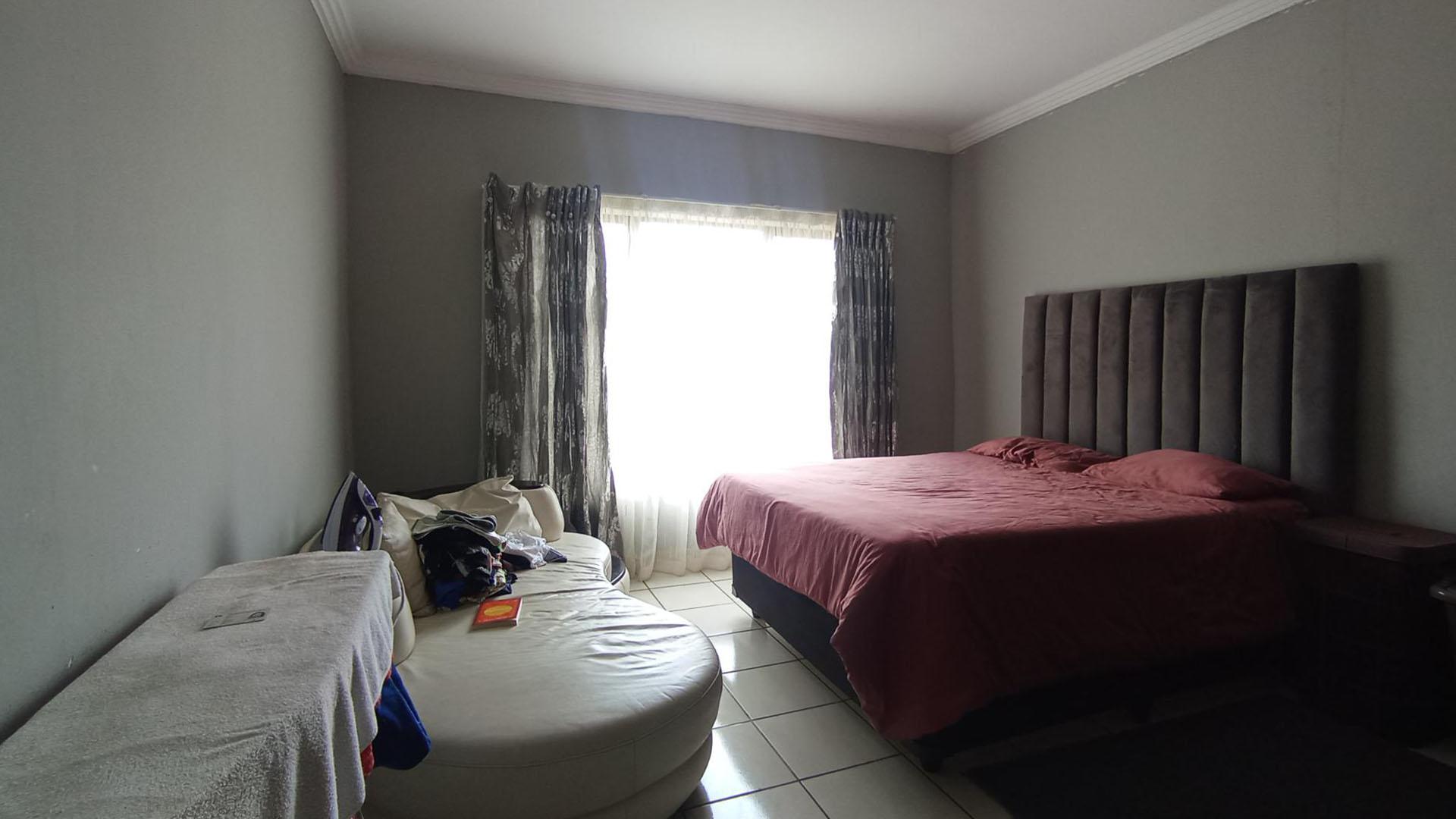 Bed Room 2 - 18 square meters of property in Akasia