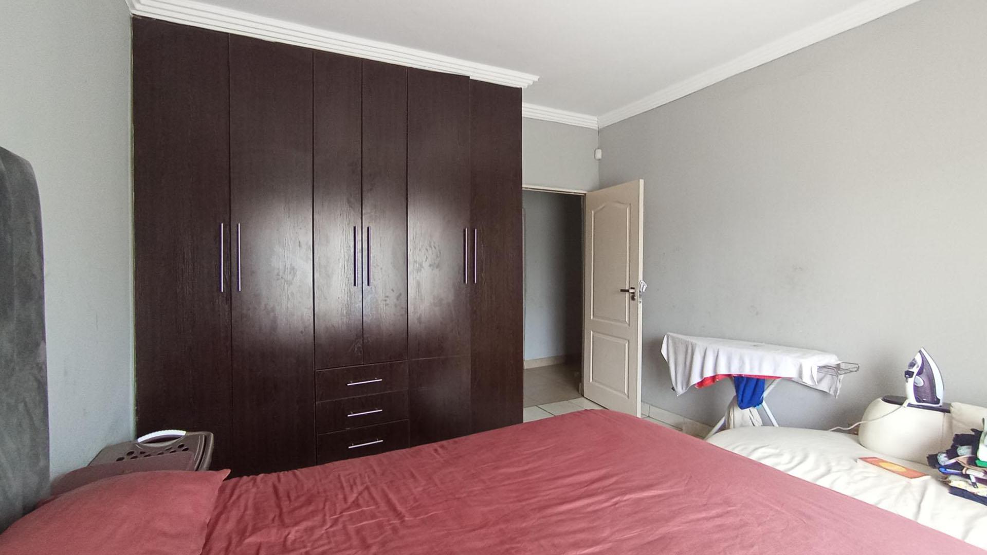 Bed Room 2 - 18 square meters of property in Akasia
