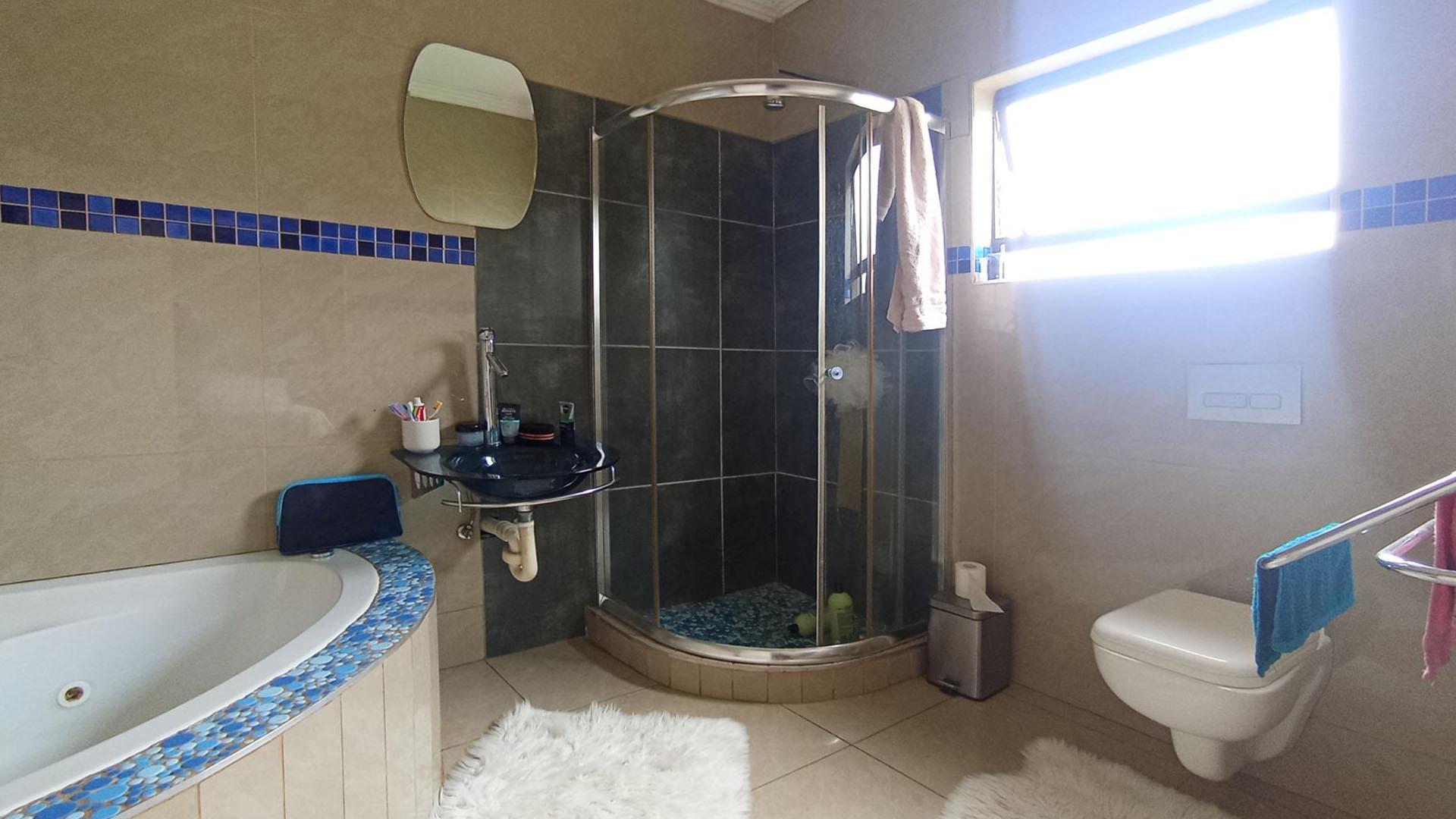 Main Bathroom - 9 square meters of property in Akasia