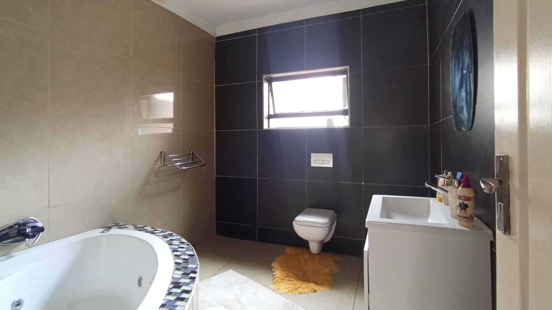 Bathroom 1 - 7 square meters of property in Akasia