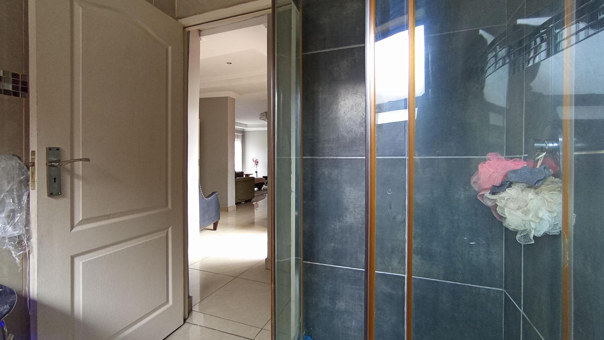 Bathroom 3+ - 5 square meters of property in Akasia