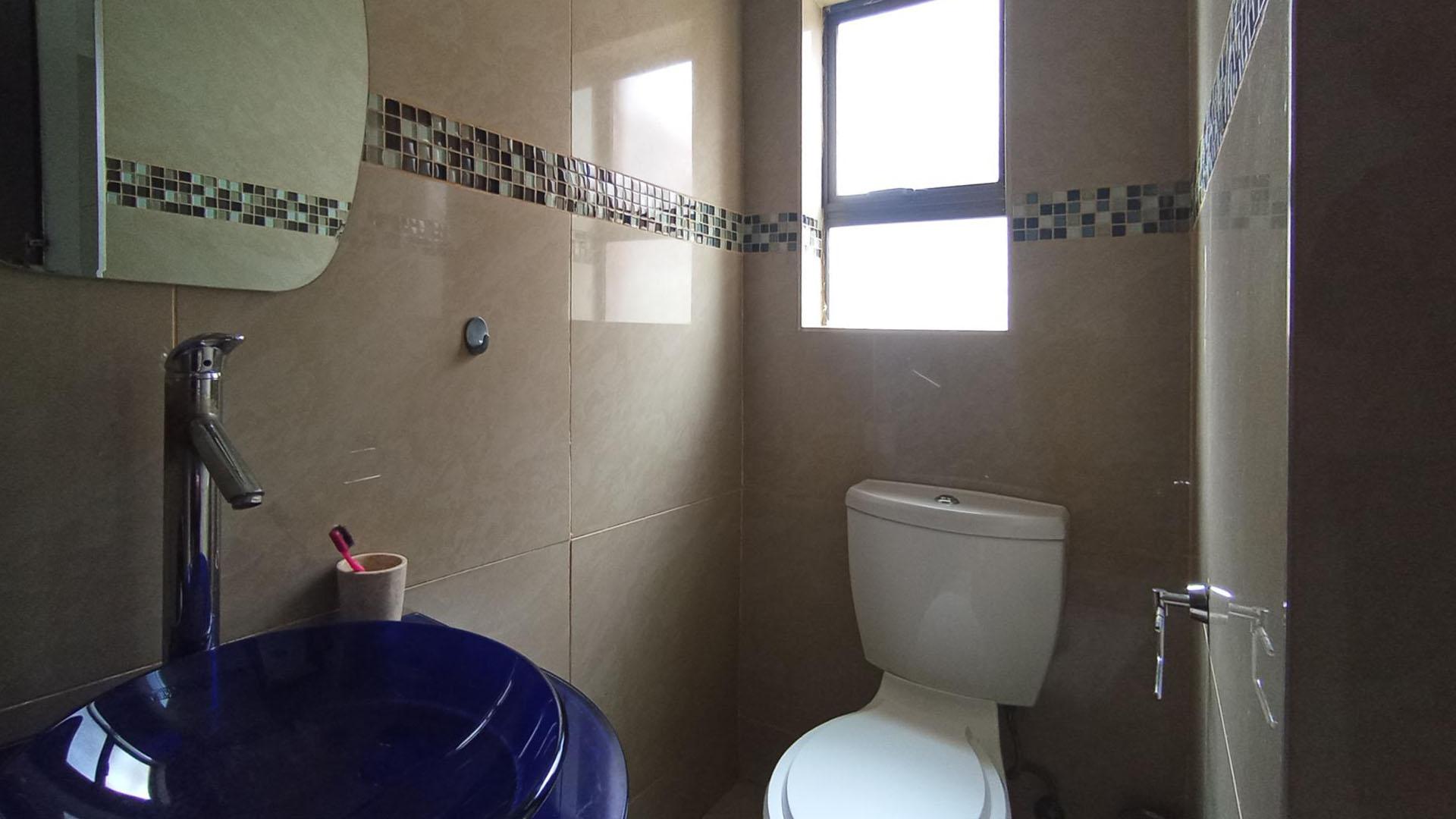 Bathroom 2 - 4 square meters of property in Akasia