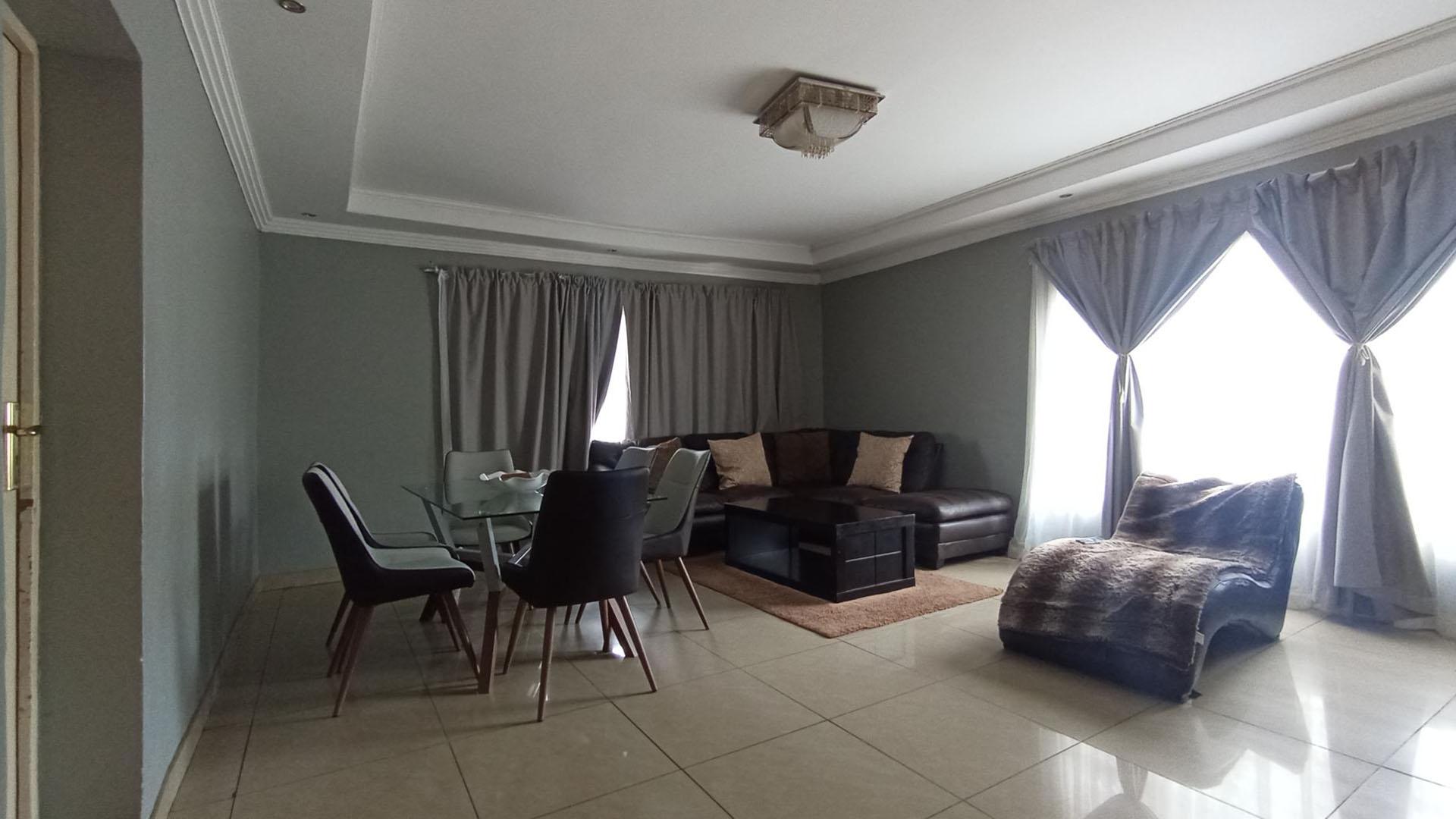 Lounges - 75 square meters of property in Akasia