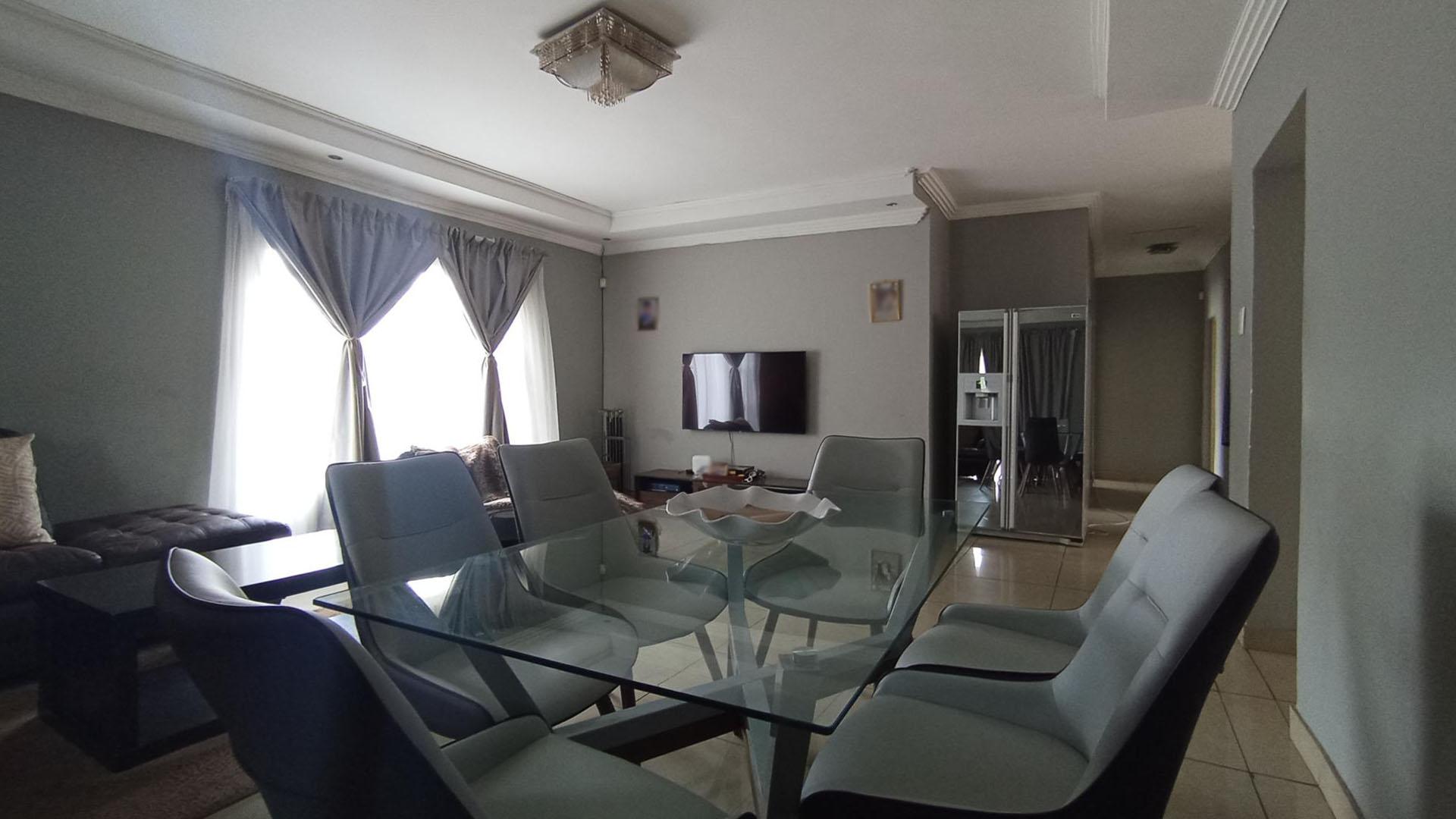 Lounges - 75 square meters of property in Akasia