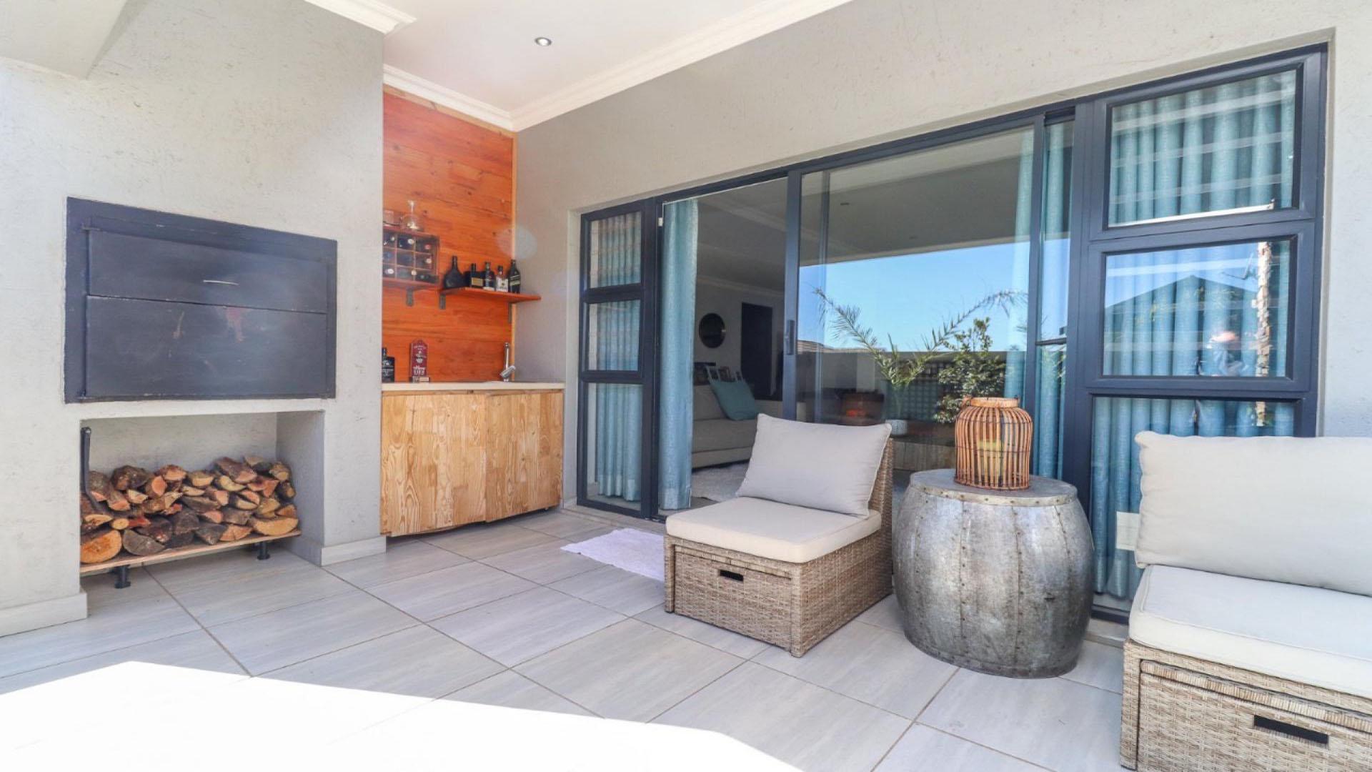 Patio of property in Pomona