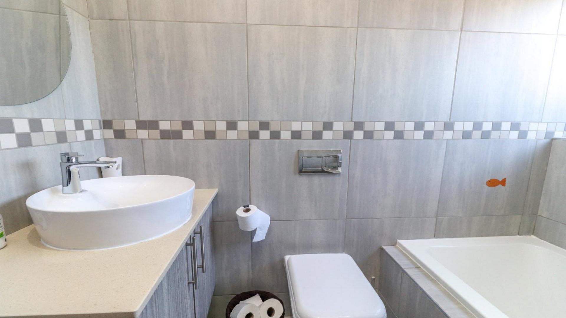 Bathroom 2 of property in Pomona