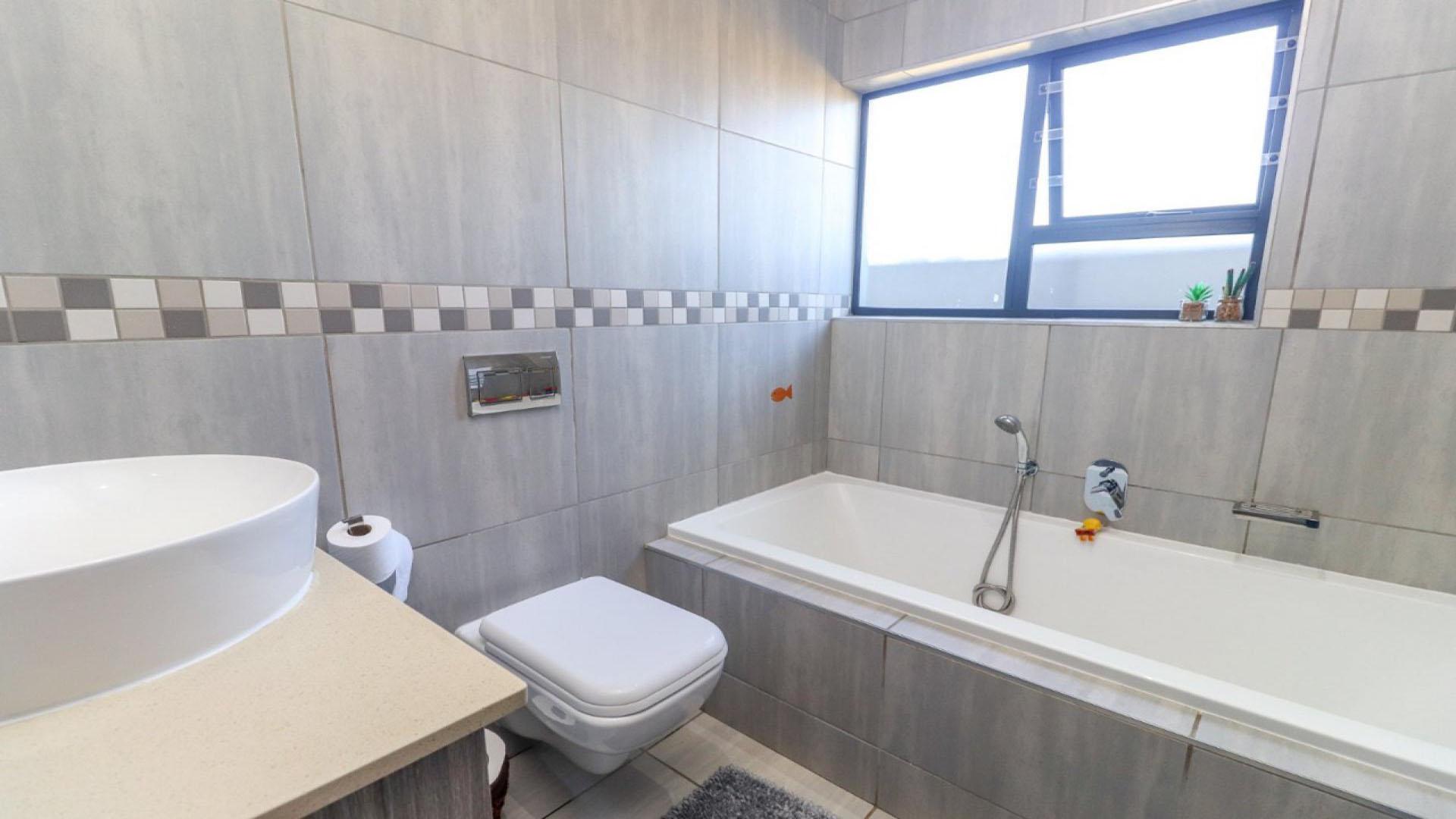 Bathroom 2 of property in Pomona