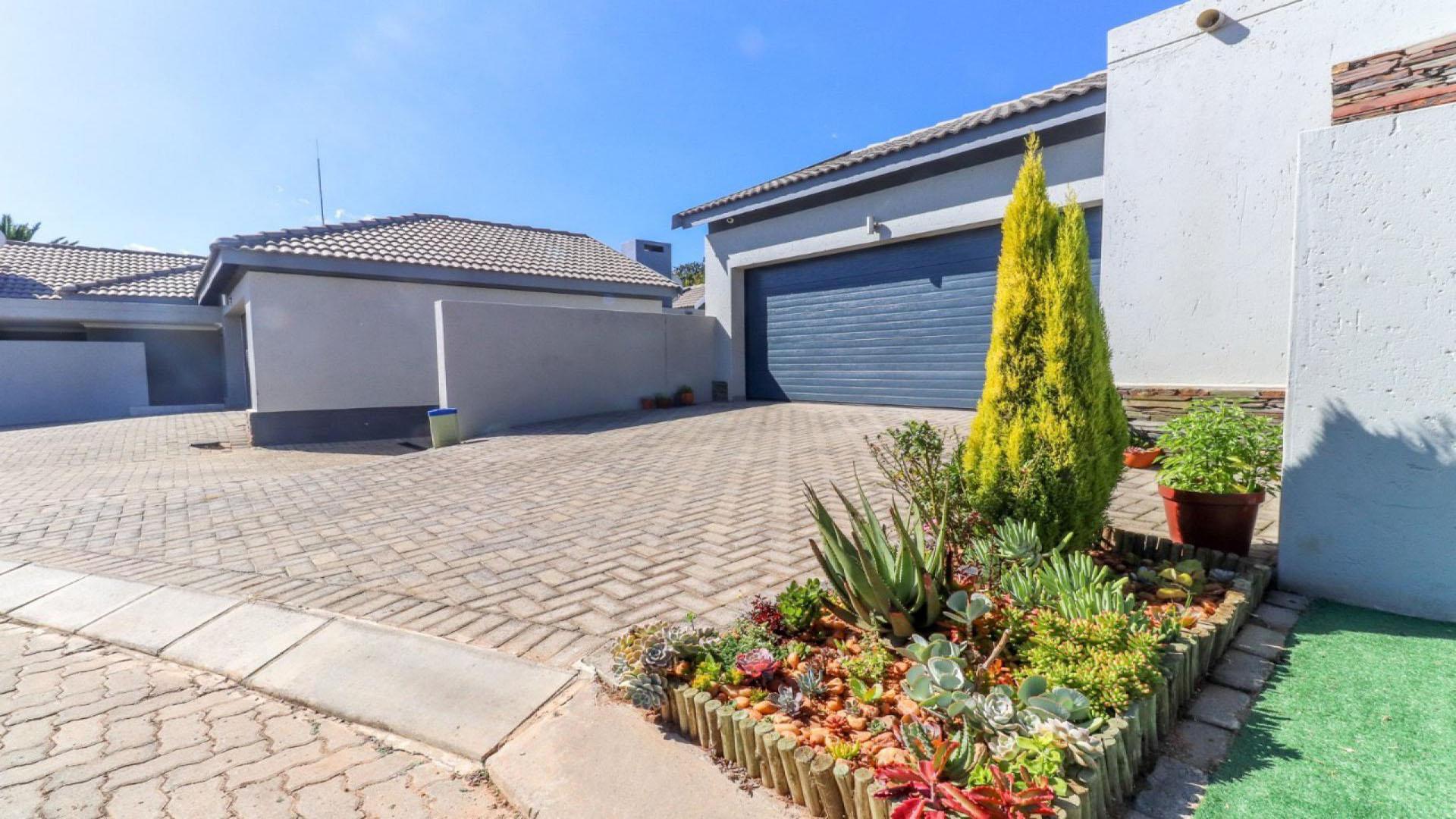 Front View of property in Pomona