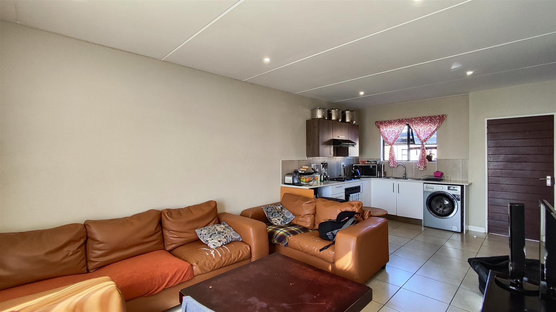 Lounges - 16 square meters of property in Albertsdal